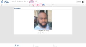 Ein Screenshot eines männlichen, verpixelten Profils. In den Menüleisten oben sind die Schaltflächen "Entdecken", "Online" und "Suche" durch pinke Kreise hervorgehoben.